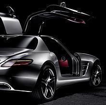 Das markante Design des neuen Mercedes-Benz SLS AMG interpretiert die atemberaubende Formgebung des Mercedes-Benz 300 SL neu.